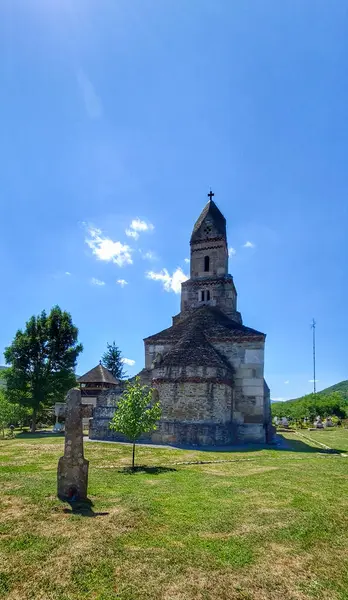 Hunedoara İlçesi 'nin Densu köyündeki Densu Kilisesi Romanya' nın en eski ortodoks taş kilisesi..