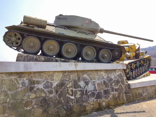 Dukla Geçidi Savaş Alanında 2. Dünya Savaşı Tankı sergileniyor. Tarihsel olarak, Dukla Geçidi özellikle 2. Dünya Savaşı sırasındaki rolüyle, stratejik bir geçittir..