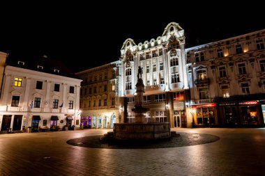 Bratislava Eski Şehir Meydanı ve Roland Fountain 'in gece fotoğrafı (Maximilian Fountain)