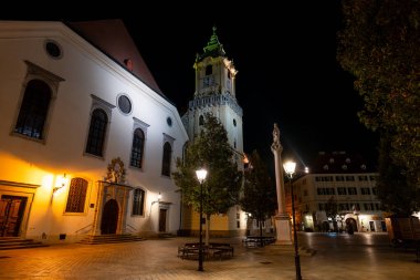 Bratislava Eski Şehir Saat Kulesi 'nin gece fotoğrafı. Old Town Hall Saat Kulesi 45 metre yüksekliğinde ve önemli bir tarihi özelliktir. Bu kule, eski belediye binasının ana meydanının bir parçası..
