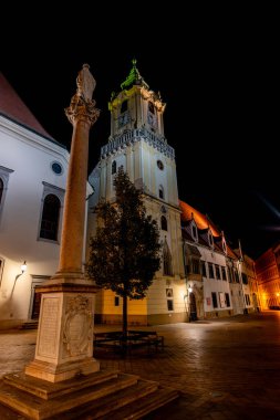 Bratislava Eski Şehir Saat Kulesi 'nin gece fotoğrafı. Old Town Hall Saat Kulesi 45 metre yüksekliğinde ve önemli bir tarihi özelliktir. Bu kule, eski belediye binasının ana meydanının bir parçası..