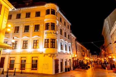 Michalska Caddesi 'nin Bratislava Eski Kasabası, Slovakya' daki gece fotoğrafı