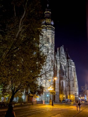 Slovakya 'nın Kosice kentindeki St. Elizabeth Katedrali' nin Gece Fotoğrafı. St. Elizabeth Katedrali Slovakya 'nın en büyük kilisesidir ve tarihi Kosice şehrinde yer almaktadır..