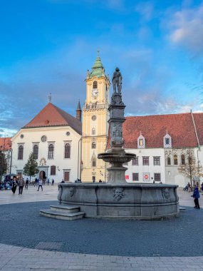 Bratislava Eski Şehir Meydanı 'ndaki Eski Şehir Saat Kulesi ve Roland Çeşmesi