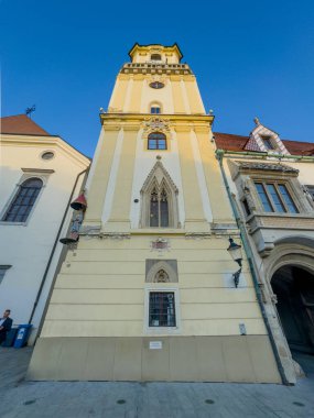 Old Town Hall Saat Kulesi 45 metre yüksekliğinde ve önemli bir tarihi özelliktir. Bu kule, eski belediye binasının ana meydanının bir parçası..