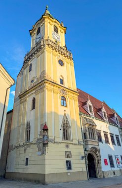 Old Town Hall Saat Kulesi 45 metre yüksekliğinde ve önemli bir tarihi özelliktir. Bu kule, eski belediye binasının ana meydanının bir parçası..