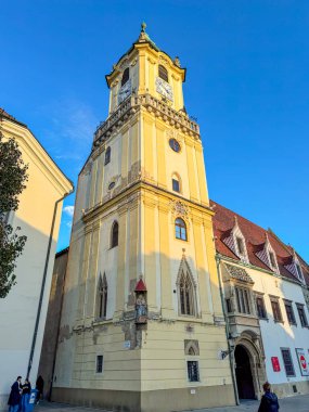 Old Town Hall Saat Kulesi 45 metre yüksekliğinde ve önemli bir tarihi özelliktir. Bu kule, eski belediye binasının ana meydanının bir parçası..