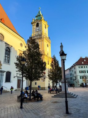 Old Town Hall Saat Kulesi 45 metre yüksekliğinde ve önemli bir tarihi özelliktir. Bu kule, eski belediye binasının ana meydanının bir parçası..