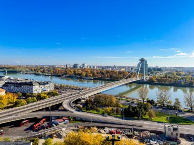 En SNP-UFO Köprüsü, Tuna Nehri 'ni geçer ve fütüristik tasarımı ve UFO şekilli gözlem güvertesi ile şehrin panoramik görüntülerini sunar..