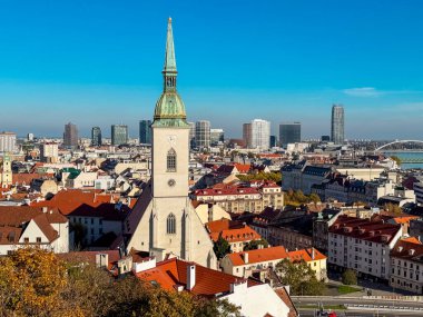 St. Martin Katedrali, Bratislava Kalesi 'nin altında tarihi Bratislava Kasabası' nın batı sınırına yakındır. Bratislava 'nın en büyük ve en eski kiliselerinden biridir..