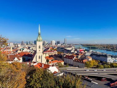 St. Martin Katedrali, Bratislava Kalesi 'nin altında tarihi Bratislava Kasabası' nın batı sınırına yakındır. Bratislava 'nın en büyük ve en eski kiliselerinden biridir..