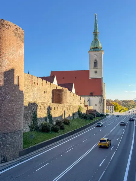 St. Martin Katedrali, Bratislava Kalesi 'nin altında tarihi Bratislava Kasabası' nın batı sınırına yakındır. Bratislava 'nın en büyük ve en eski kiliselerinden biridir..