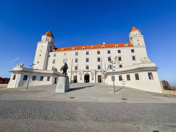 Bratislava Kalesi, Slovakya 'nın Bratislava şehrinin siluetine hakim olan önemli bir tarihi ve kültürel simgedir. Tuna Nehri 'ne bakan bir tepede yer alan şato, kentin ve çevresinin resimli bir manzarasını sunuyor.. 