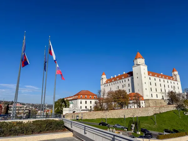 Bratislava Kalesi, Slovakya 'nın Bratislava şehrinin siluetine hakim olan önemli bir tarihi ve kültürel simgedir. Tuna Nehri 'ne bakan bir tepede yer alan şato, kentin ve çevresinin resimli bir manzarasını sunuyor.. 