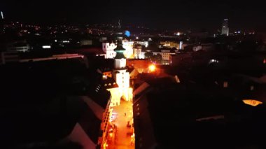 Bratislava Eski Kasabası, Slovakya 'daki St. Michael Kapısı' nın hava aracı gece videosu.