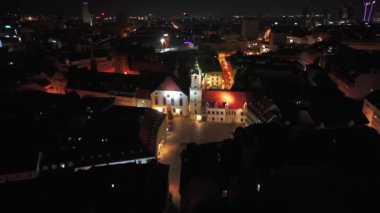 Bratislava Eski Şehir Meydanı ve Eski Şehir Salonu 'nun hava aracı gece videosu.