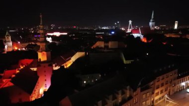 St. Michael 's Gate ve Bratislava Old Town, Slovakya üzerinde uçan hava aracı gece videosu. St. Martin Katedrali ve çoğu SNP arka planda görülebilir..