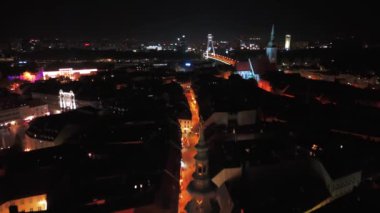 Bratislava Eski Kasabası ve St. Michael Kapısı, Bratislava Kalesi, St. Martin Katedrali üzerinde uçan hava aracı gece videosu ve arka planda SNP 'nin çoğu görülebilir..