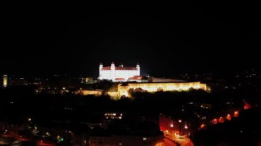 Bratislava Kalesi 'nin hava aracı gecesi videosu. Bratislava Kalesi, Slovakya 'nın başkenti Bratislava ve Tuna Nehri' nin üzerinde yer almaktadır.. 