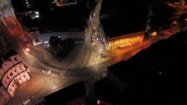 Bratislava 'nın şehir manzarasının hava aracı gece videosu şehirde gezen bir tramvayı gösteriyor..