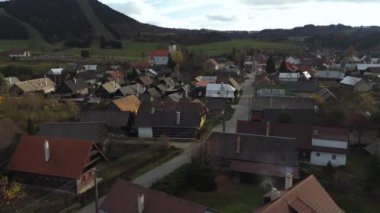 Tarihi imany 'nin hava aracı videosu. Slovakya. Benzersiz halk mimarisi ve süslü ahşap evleri ile ünlüdür..