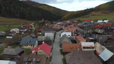Tarihi imany 'nin hava aracı videosu. Slovakya. Benzersiz halk mimarisi ve süslü ahşap evleri ile ünlüdür..