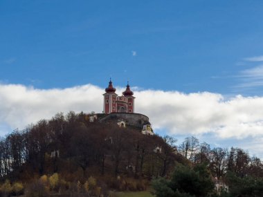 Kalvaria 'nın Slovakya, Banska Stiavnica' daki hava aracı fotoğrafı. 1700 'lerde inşa edilen ve 22 kilise, üç kilise ve diğer dini yapılardan oluşan bir dini kompleks..