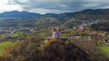 Kalvaria 'nın Slovakya, Banska Stiavnica' daki hava aracı fotoğrafı. 1700 'lerde inşa edilen ve 22 kilise, üç kilise ve diğer dini yapılardan oluşan bir dini kompleks..