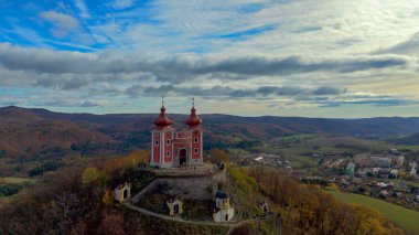 Kalvaria 'nın Slovakya, Banska Stiavnica' daki hava aracı fotoğrafı. 1700 'lerde inşa edilen ve 22 kilise, üç kilise ve diğer dini yapılardan oluşan bir dini kompleks..