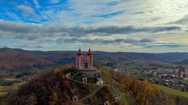 Kalvaria 'nın Slovakya, Banska Stiavnica' daki hava aracı fotoğrafı. 1700 'lerde inşa edilen ve 22 kilise, üç kilise ve diğer dini yapılardan oluşan bir dini kompleks..