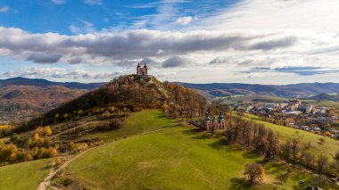 Kalvaria 'nın Slovakya, Banska Stiavnica' daki hava aracı fotoğrafı. 1700 'lerde inşa edilen ve 22 kilise, üç kilise ve diğer dini yapılardan oluşan bir dini kompleks..