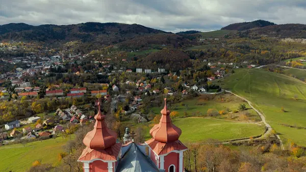 Kalvaria 'nın Slovakya, Banska Stiavnica' daki hava aracı fotoğrafı. 1700 'lerde inşa edilen ve 22 kilise, üç kilise ve diğer dini yapılardan oluşan bir dini kompleks..