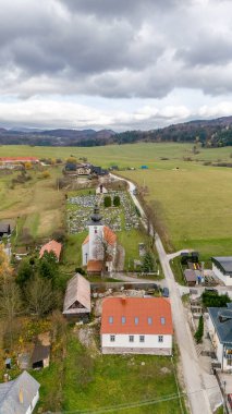 Slovakya 'daki Cicmany köyünün insansız hava aracı fotoğrafı. Benzersiz halk mimarisi ve süslü ahşap evleri ile ünlüdür..