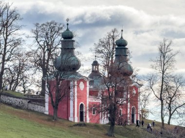 Kalvaria 'nın Slovakya, Banska Stiavnica' daki hava aracı fotoğrafı. 1700 'lerde inşa edilen ve 22 kilise, üç kilise ve diğer dini yapılardan oluşan bir dini kompleks..