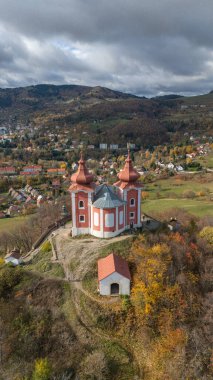 Kalvaria 'nın Slovakya, Banska Stiavnica' daki hava aracı fotoğrafı. 1700 'lerde inşa edilen ve 22 kilise, üç kilise ve diğer dini yapılardan oluşan bir dini kompleks..