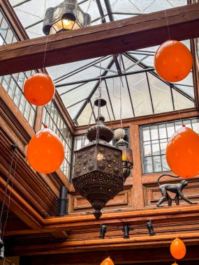 Slovakya 'nın tarihi Banska Stiavnica kasabasındaki bir kafede ayrıntılı iç dekorasyon.