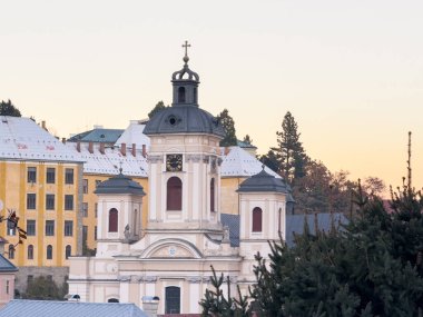 Kostol Nanebovzatia Panny Mrie (Bakire Meryem 'in Varsayımı Kilisesi) Slovakya' nın Bansk Tiavnica kentinde bulunan tarihi bir kilisedir. Ayrıca Kutsal Bakire Meryem 'in Hükmü Kilisesi olarak da bilinir..