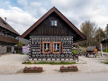 Slovakya 'nın Cicmany köyünde ahşap bir ev. Köyün ünlü olan eşsiz halk mimarisi detaylarını sergiliyor..