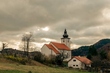 Cicmany, Slovakya 'daki Kutsal Haç' ın Yücelişi Kilisesi. 20. yüzyılda yeniden inşa edilen 17. yüzyıldan kalma bir kilise..