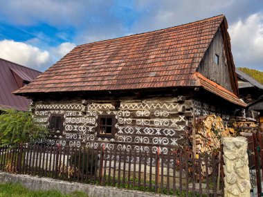 Slovakya 'nın Cicmany köyünde ahşap bir ev. Köyün ünlü olan eşsiz halk mimarisi detaylarını sergiliyor..