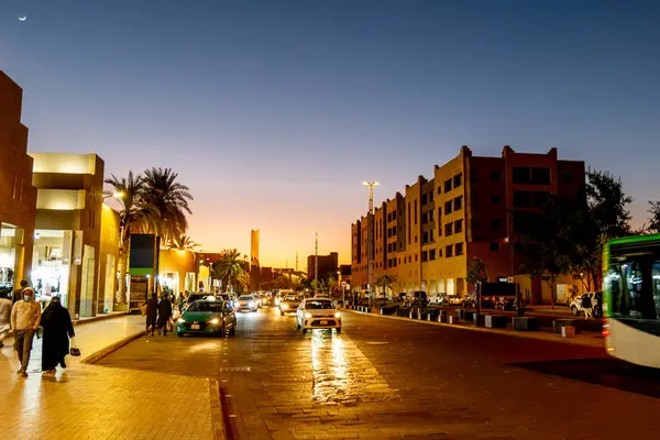 Riyad, Suudi Arabistan 'ın Ad Dirah bölgesinde işlek bir caddenin Gece Fotoğrafı. 