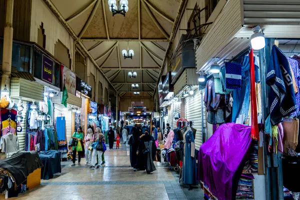 Riyad, Suudi Arabistan 'ın Ad Dirah bölgesinde bir Souk. Riyahd 'ın Ad Dirah bölgesinde alışveriş için bir çarşaf kullanılır. Riyad 'ın dört bir yanına dağılan çarşılar yürüyüş ve alışveriş için popüler bir yerel ve turizm beldesi..
