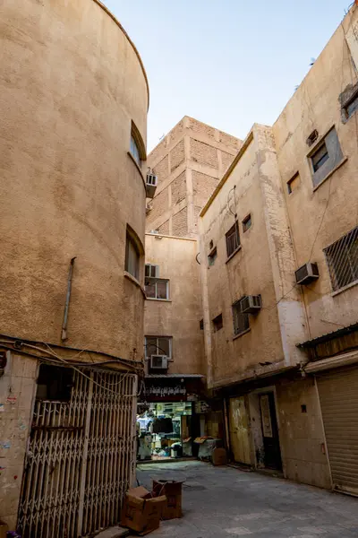 Riyad, Suudi Arabistan 'ın Ad Dirah bölgesinde bir Souk. Riyahd 'ın Ad Dirah bölgesinde alışveriş için bir çarşaf kullanılır. Riyad 'ın dört bir yanına dağılan çarşılar yürüyüş ve alışveriş için popüler bir yerel ve turizm beldesi..