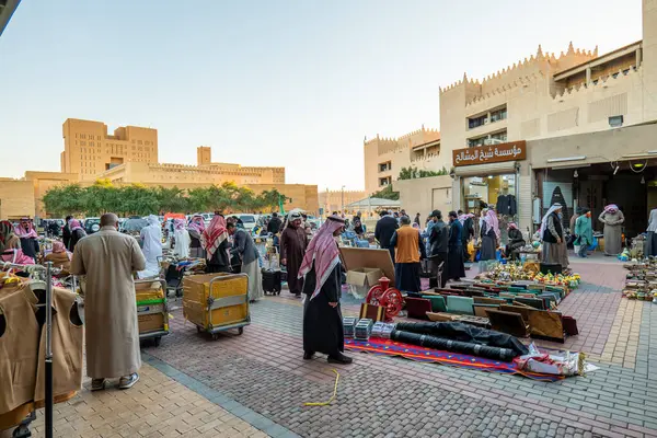 Riyad, Suudi Arabistan 'ın Ad Dirah bölgesinde bir açık hava restoranı. Riyad 'ın Ad Dirah bölgesinde alışveriş için kullanılır. Riyad 'ın dört bir yanına dağılan çarşılar yürüyüş ve alışveriş için popüler bir yerel ve turizm beldesi..