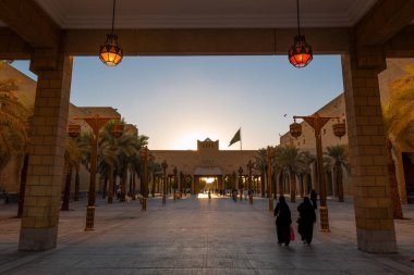 El Safat Meydanı 'ndan Suudi Arabistan' ın Riyad kentindeki El Hukm Sarayı 'na doğru gün batımı manzarası