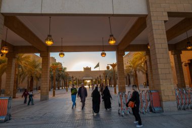 El Safat Meydanı 'ndan Suudi Arabistan' ın Riyad kentindeki El Hukm Sarayı 'na doğru gün batımı manzarası