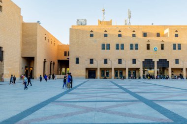 Al Safat Meydanı, geleneksel ve modern mimarinin bir karışımına sahip ve genellikle etkinlikler veya festivaller için bir buluşma noktası olarak hizmet veriyor. Tarihsel olarak halka açık infazlarla ilişkilendirilmiş ve bazı çevrelerde Chop-Chop Meydanı lakabını almıştır.. 