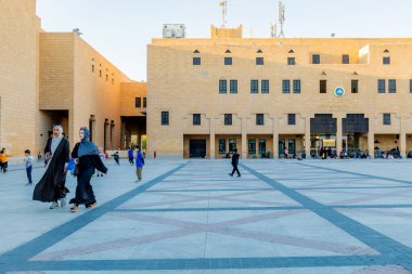 Al Safat Meydanı, geleneksel ve modern mimarinin bir karışımına sahip ve genellikle etkinlikler veya festivaller için bir buluşma noktası olarak hizmet veriyor. Tarihsel olarak halka açık infazlarla ilişkilendirilmiş ve bazı çevrelerde Chop-Chop Meydanı lakabını almıştır.. 