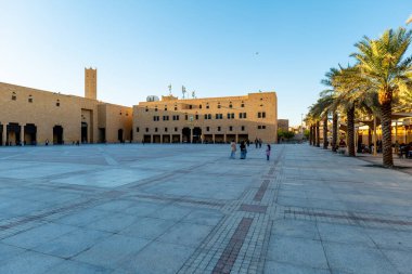 Al Safat Meydanı, geleneksel ve modern mimarinin bir karışımına sahip ve genellikle etkinlikler veya festivaller için bir buluşma noktası olarak hizmet veriyor. Tarihsel olarak halka açık infazlarla ilişkilendirilmiş ve bazı çevrelerde Chop-Chop Meydanı lakabını almıştır.. 