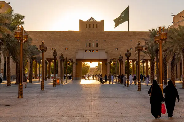 El Safat Meydanı 'ndan Suudi Arabistan' ın Riyad kentindeki El Hukm Sarayı 'na doğru gün batımı manzarası